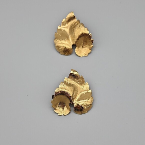 Vintage Mary Kay Large Gold Leaf Shape Clip-on Earrings 80's Bling - Picture 8 of 10